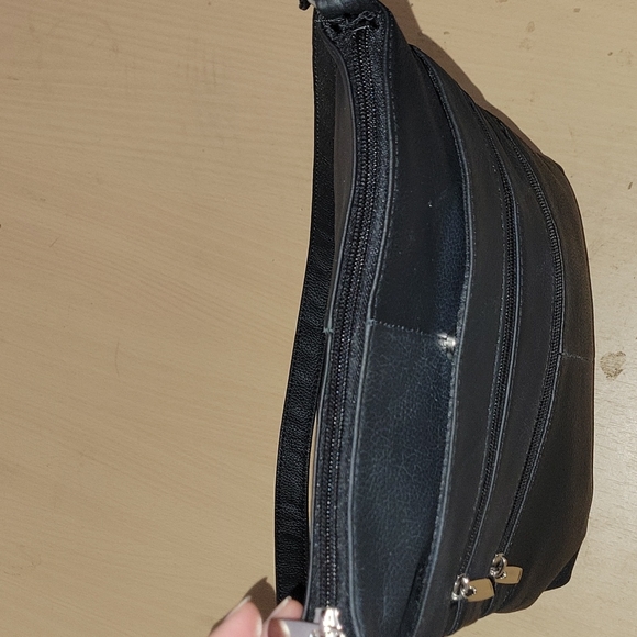 NEW, Black leather large crossbody purse. Lots of room. - Picture 6 of 10